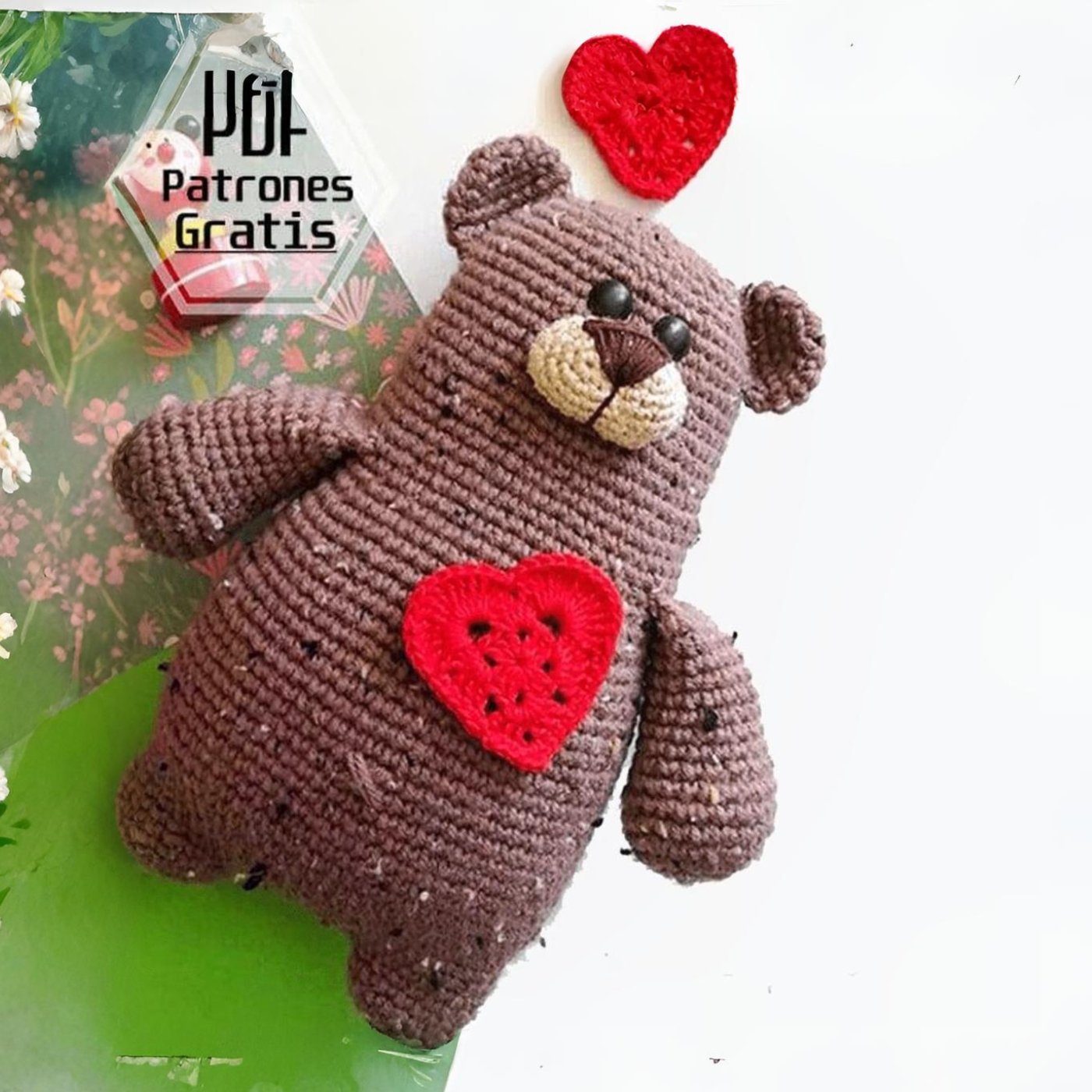 Osito amigurumi tejido a crochet color marrón con aplique de corazón rojo en el pecho