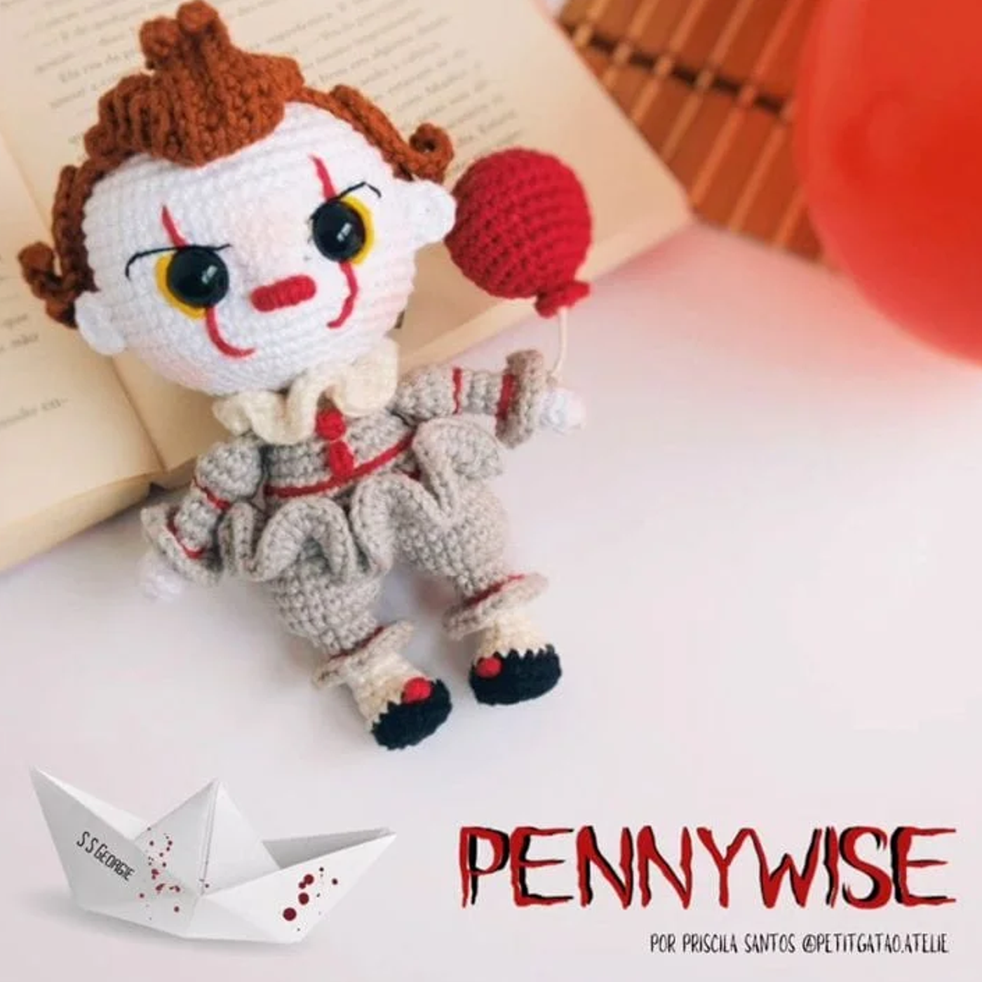 Amigurumi terminado de Pennywise el payaso de IT, tejido a crochet con globo rojo y detalles faciales bordados