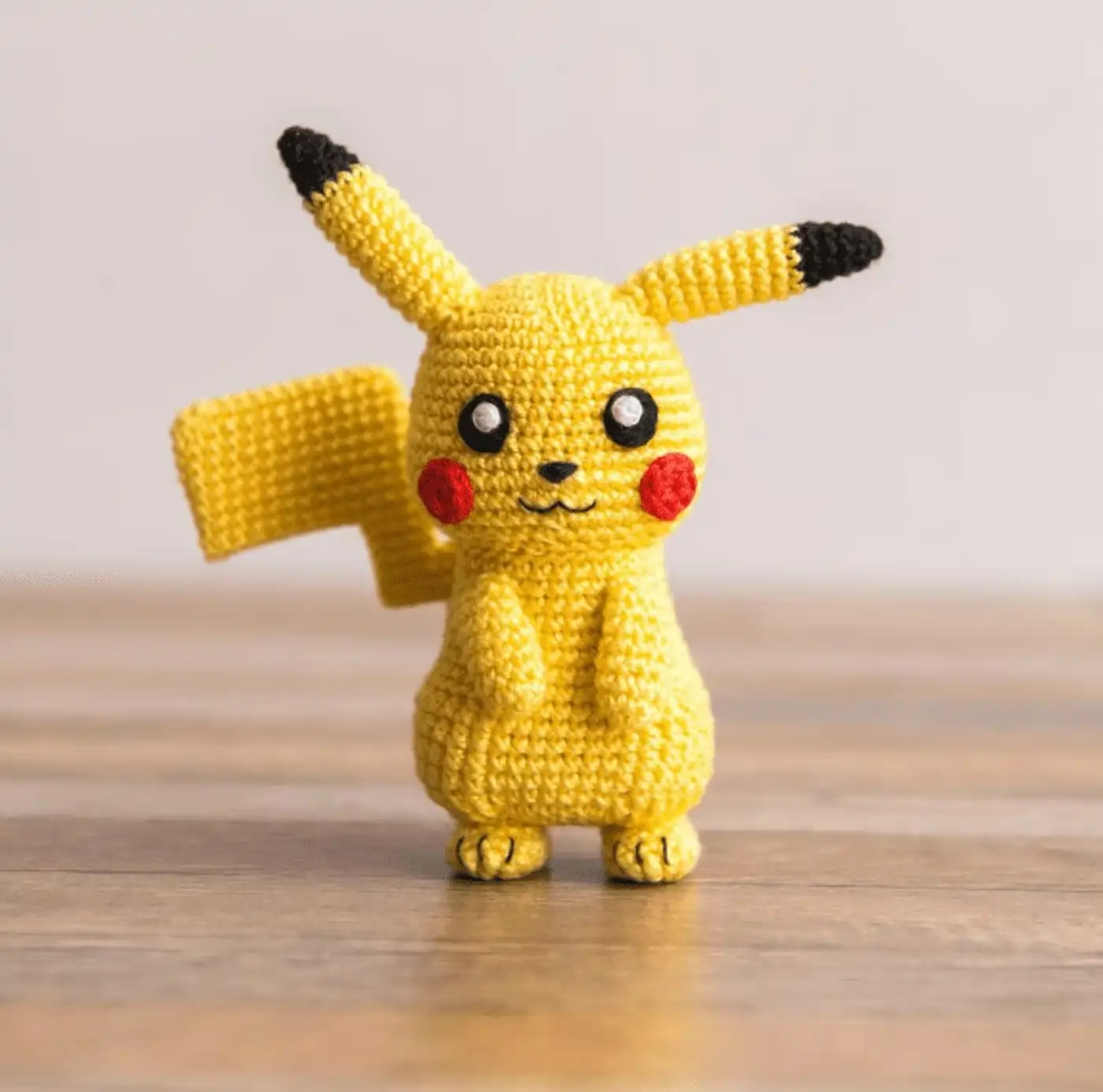 Pikachu amigurumi terminado tejido a crochet con detalles en amarillo, negro y rojo