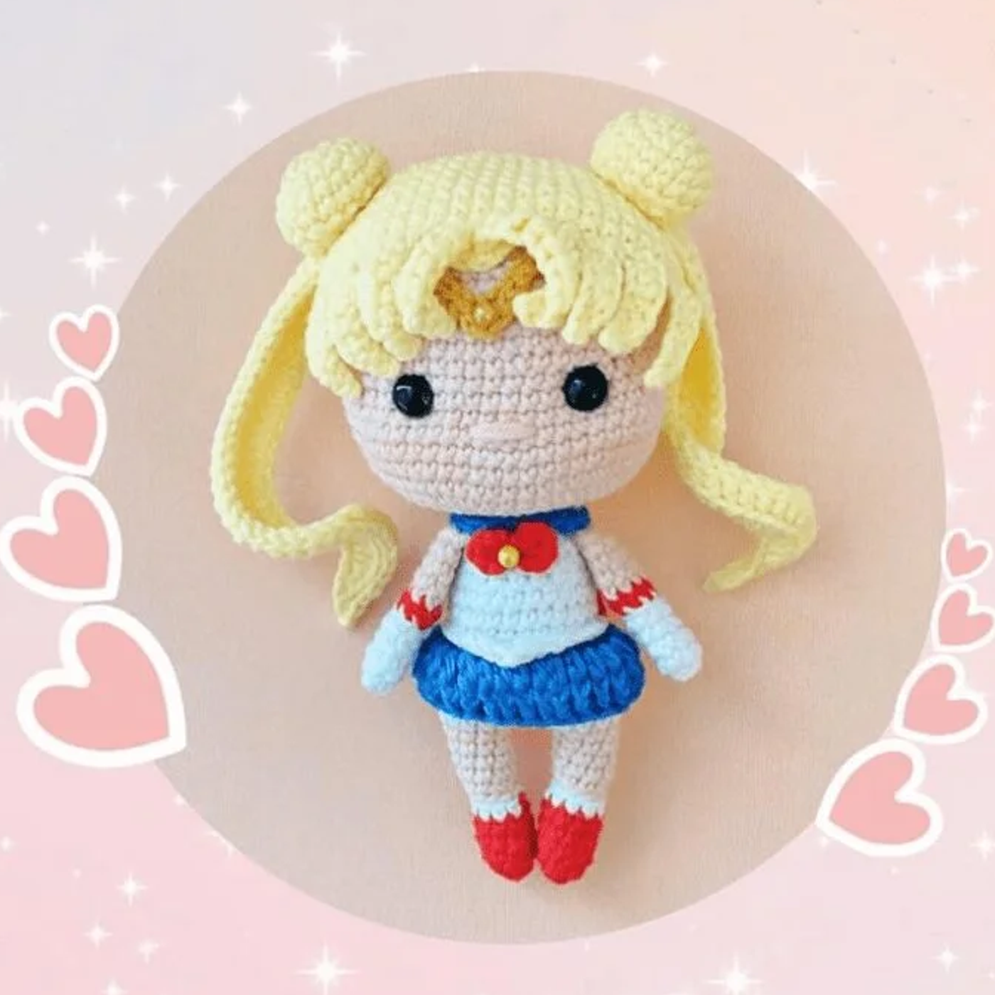Muñeca tejida en crochet de Sailor Moon con su característico peinado rubio y uniforme azul, blanco y rojo.