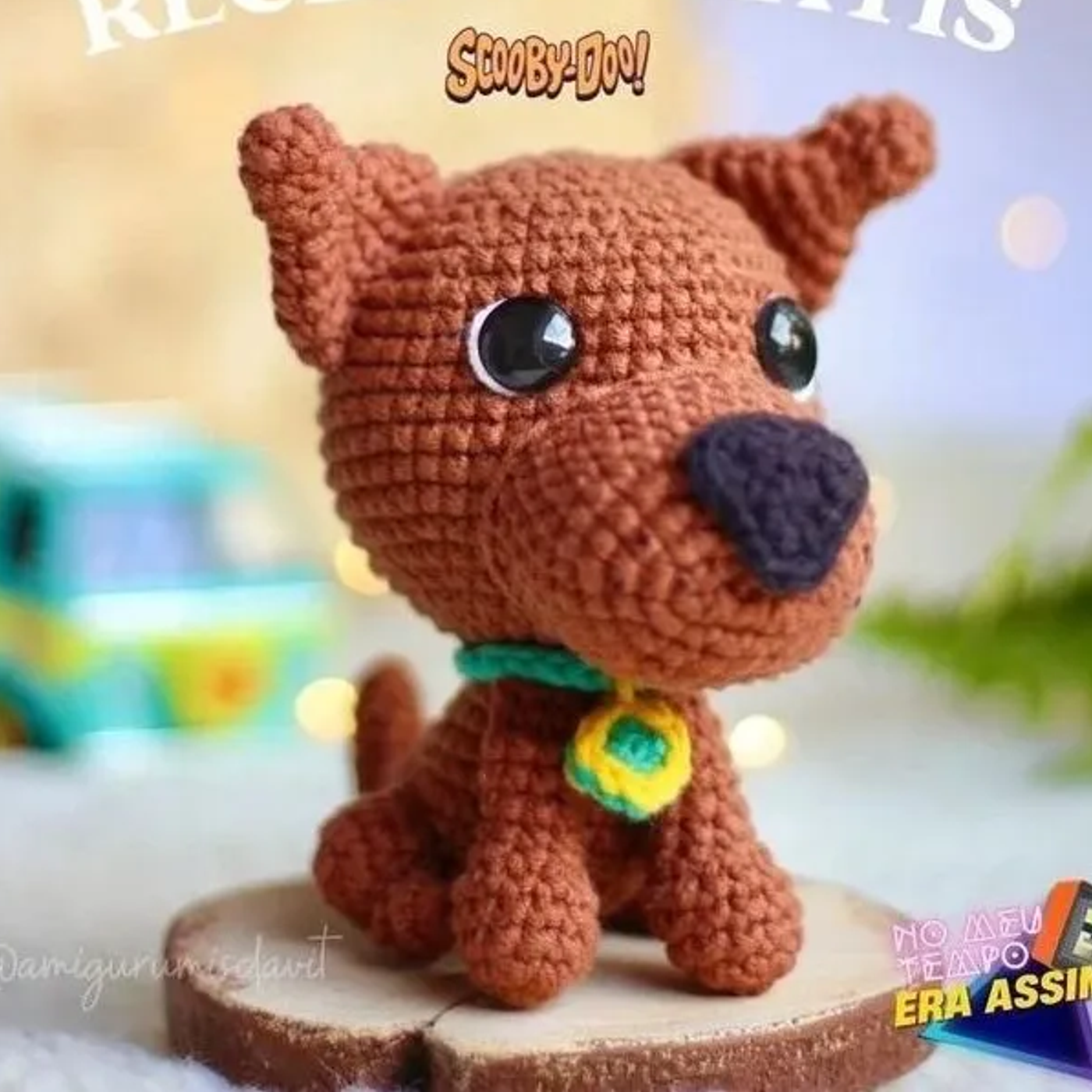 Scooby Doo amigurumi terminado, tejido a ganchillo, sentado sobre una superficie.