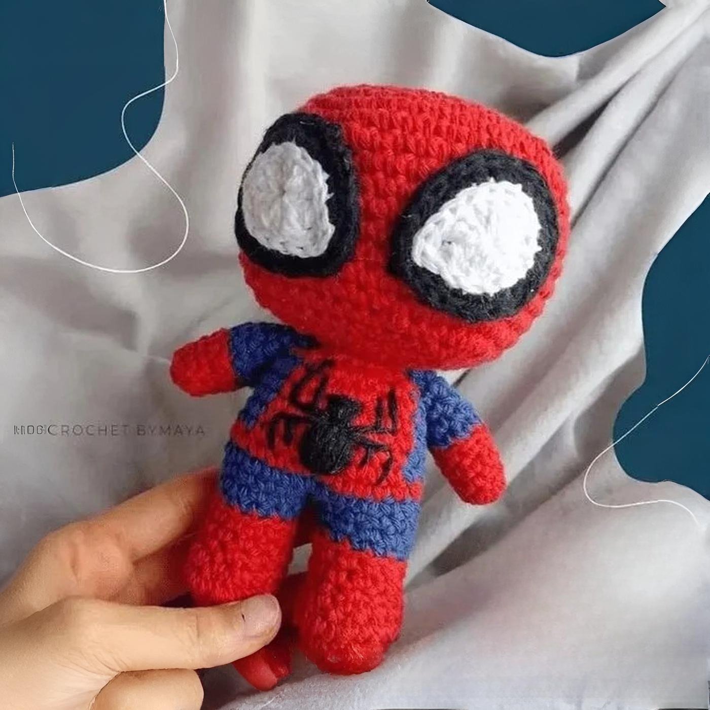Muñeco de Spiderman tejido a ganchillo con la técnica amigurumi, mostrando el cuerpo rojo y azul.