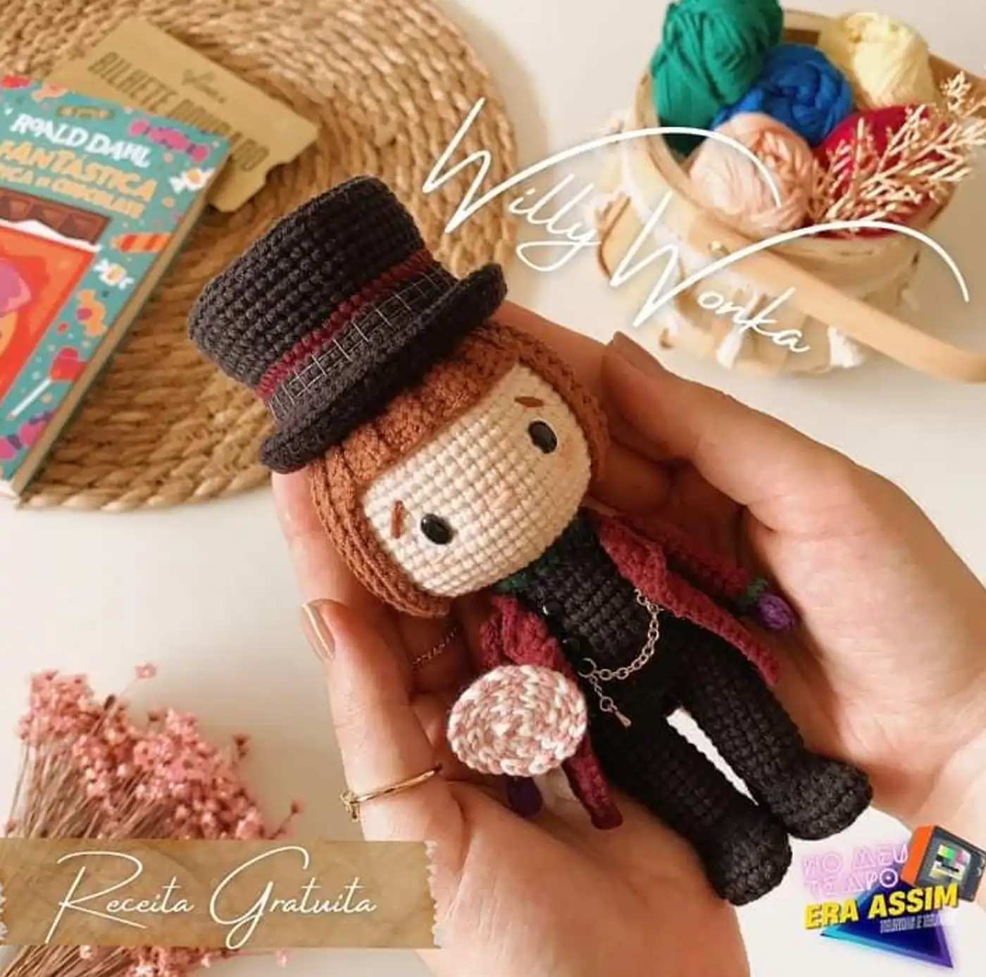 Muñeco amigurumi de Willy Wonka terminado con sombrero de copa y abrigo color borgoña