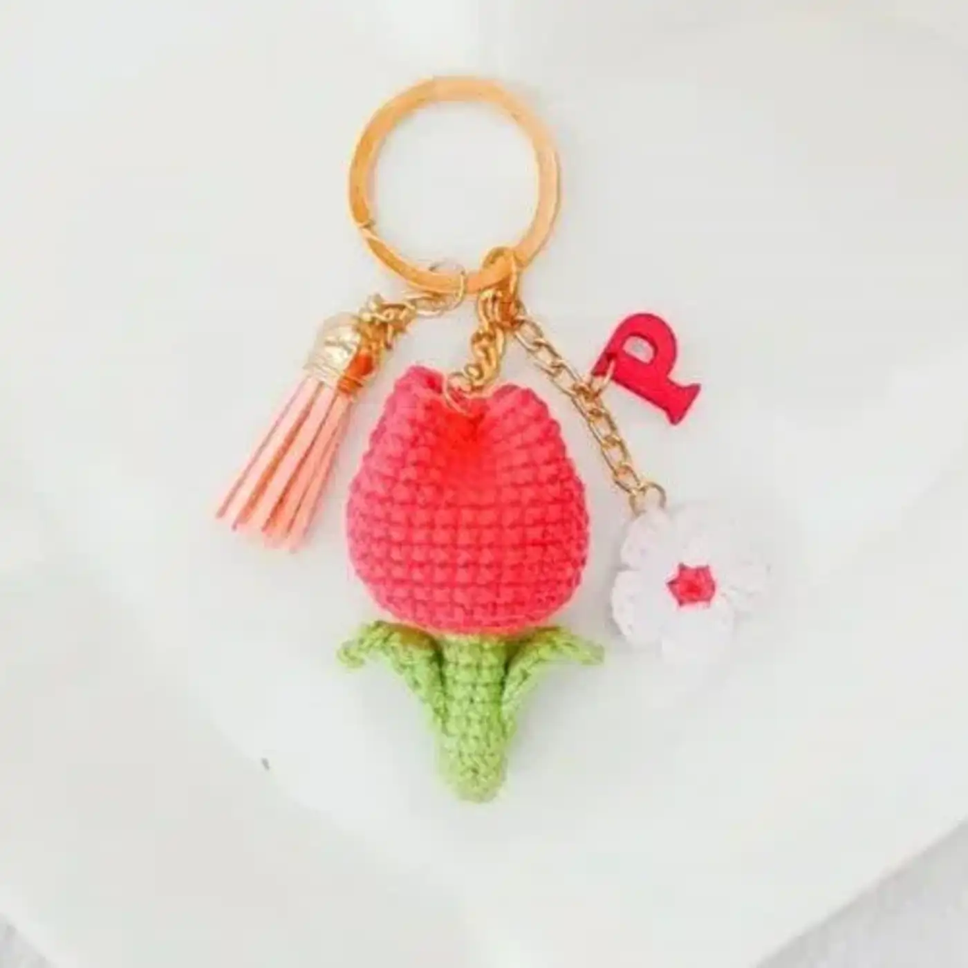 Hermoso tulipán llavero crochet amigurumi en colores vibrantes terminado con detalles de hojas verdes