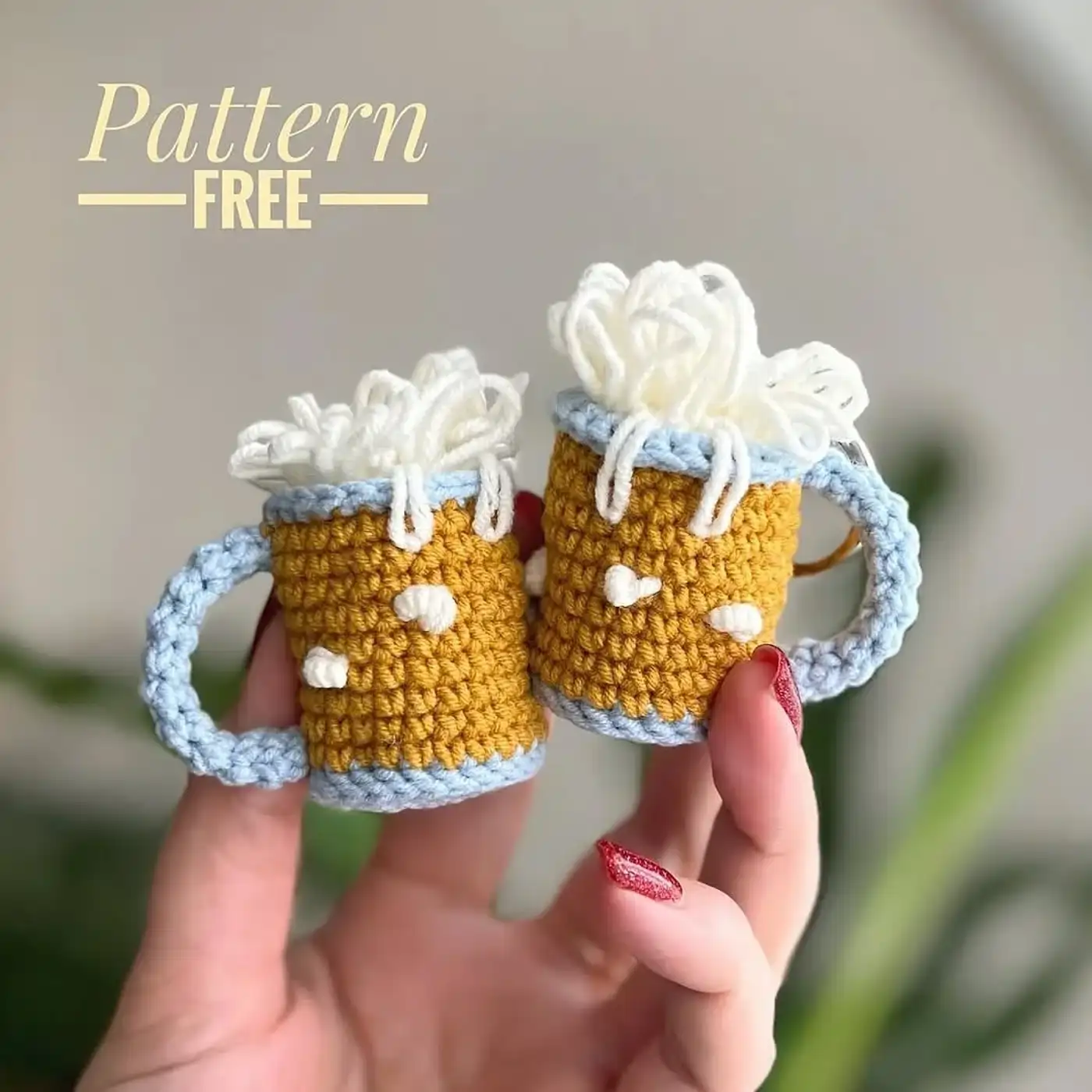 Jarra de cerveza amigurumi tejida a crochet con espuma blanca y detalles bordados