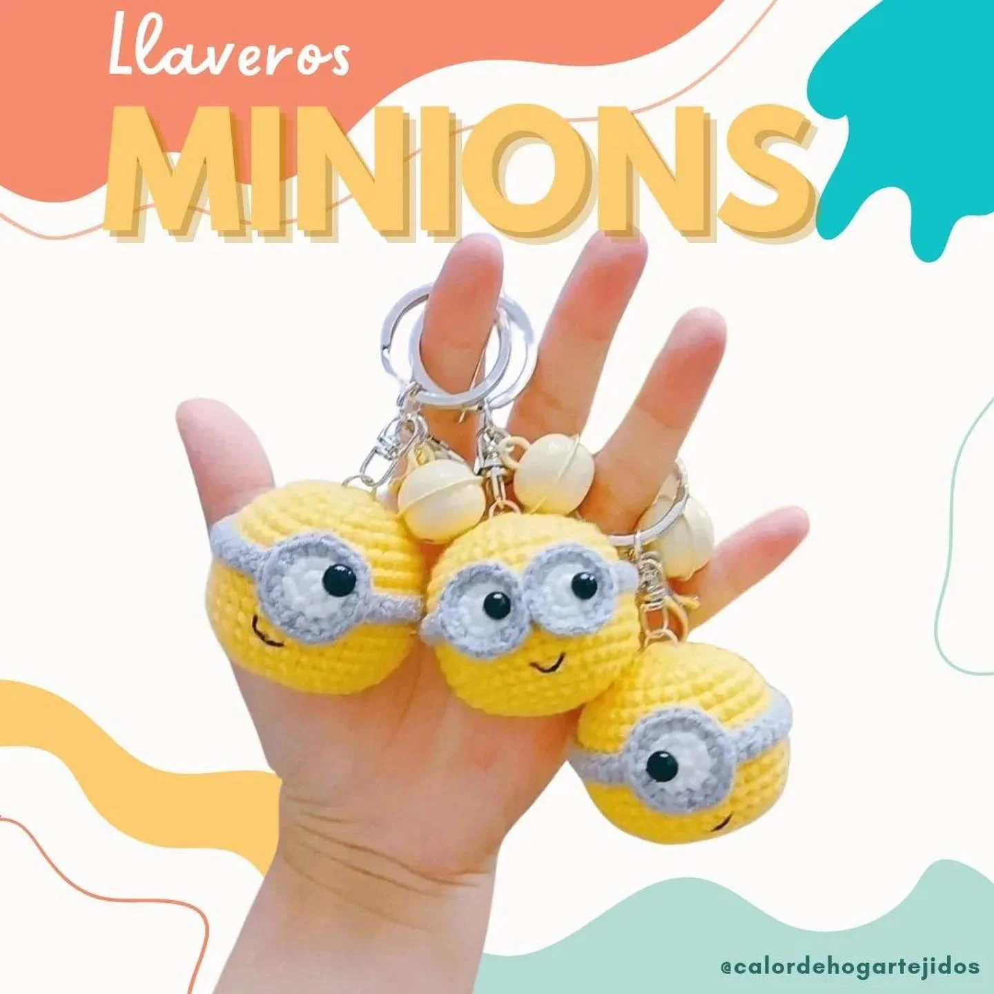 Llavero de Minion tejido a crochet estilo amigurumi con detalles en amarillo y azul, sobre fondo claro