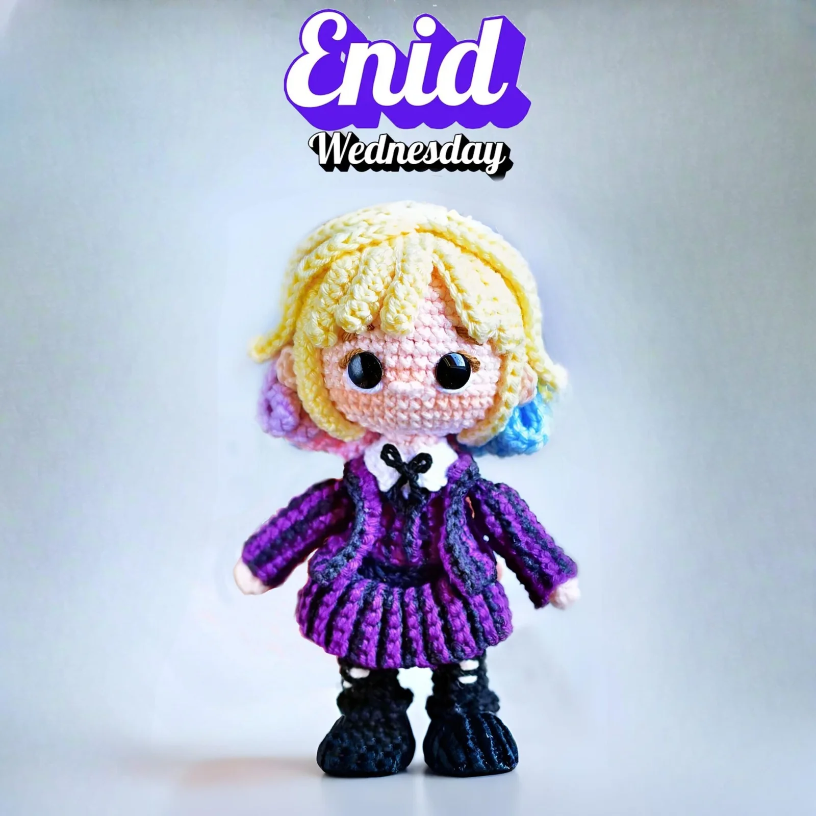 Muñeca amigurumi de Enid Sinclair con uniforme de Nevermore y cabello de colores tejido a crochet