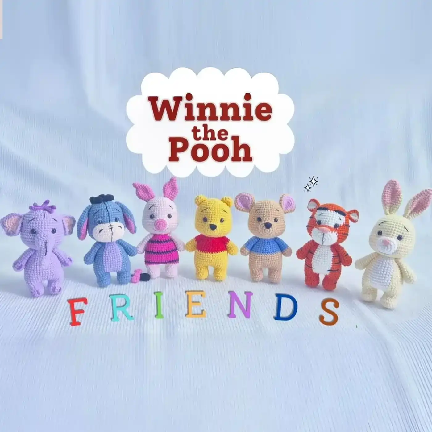 Colección completa de amigurumis de Winnie the Pooh y sus amigos tejidos a crochet y dispuestos en círculo.