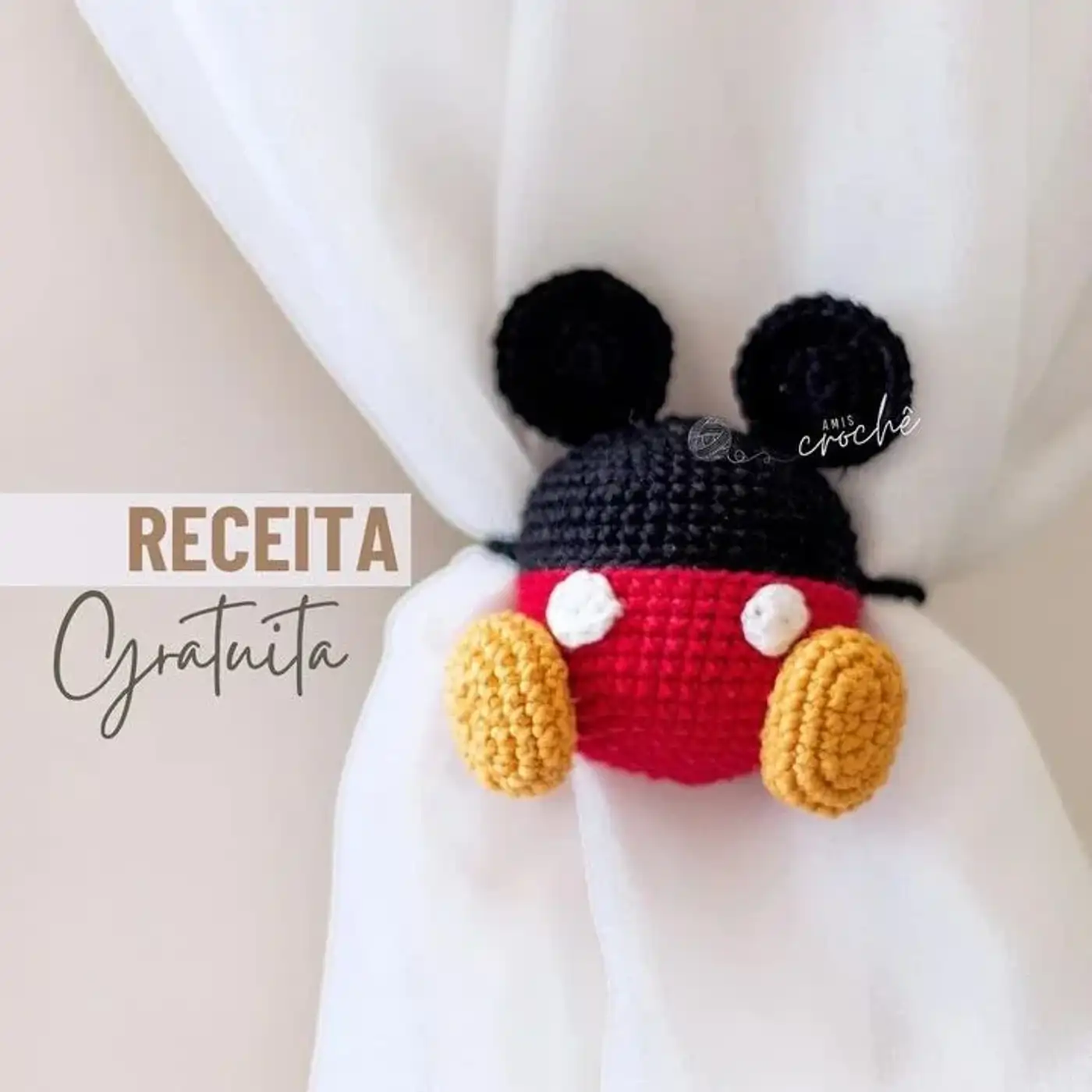 Sujetador de cortinas de Mickey Mouse estilo amigurumi tejido a crochet en colores rojo, negro y amarillo.