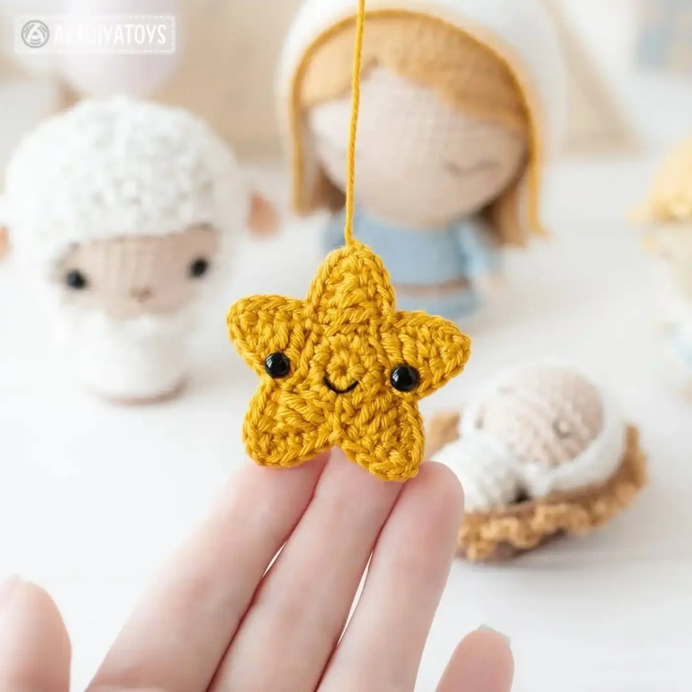 Estrella amigurumi amarilla con cara sonriente y ojos de seguridad, tejida a crochet paso a paso