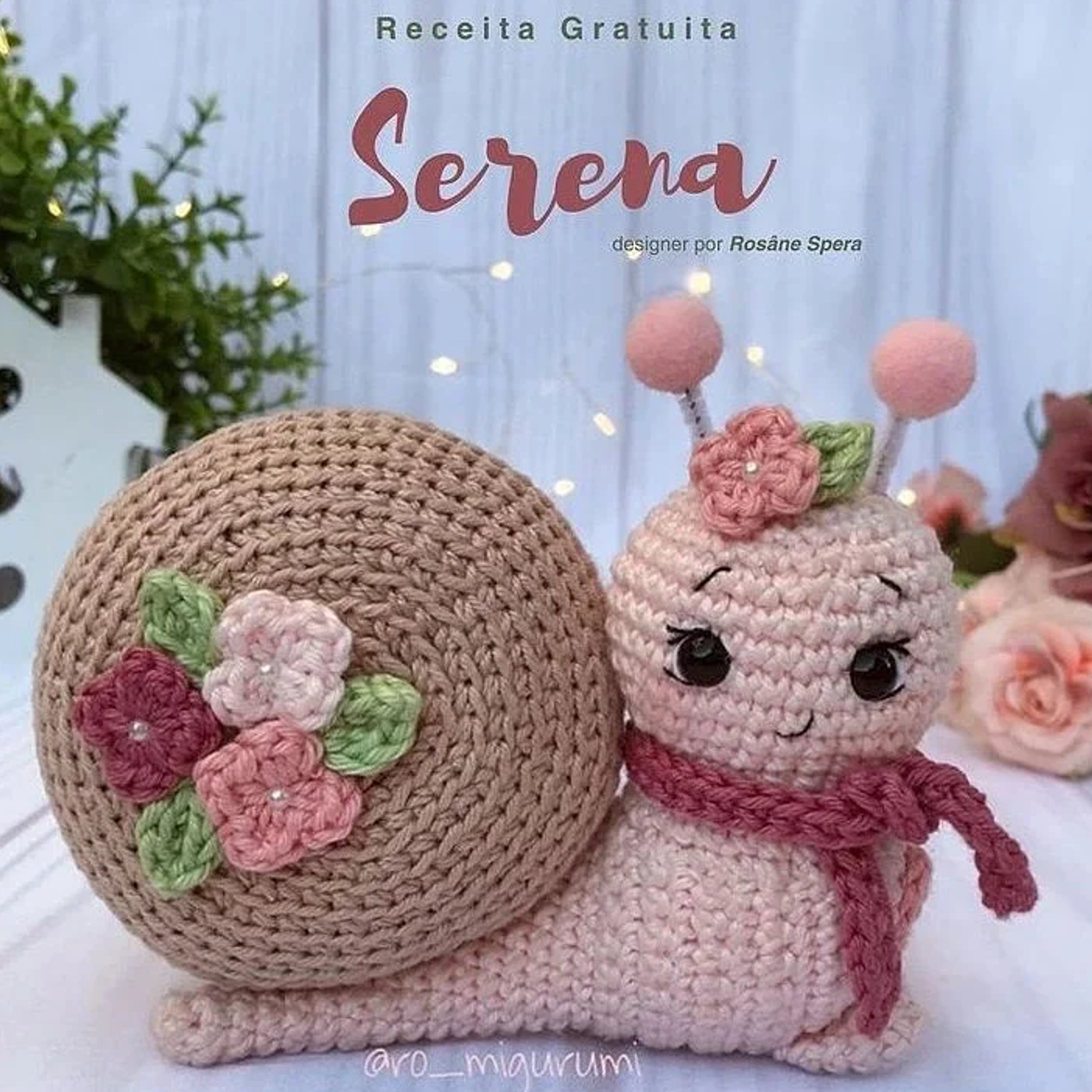 Caracol amigurumi tejido a crochet terminado con detalles de flores y bufanda