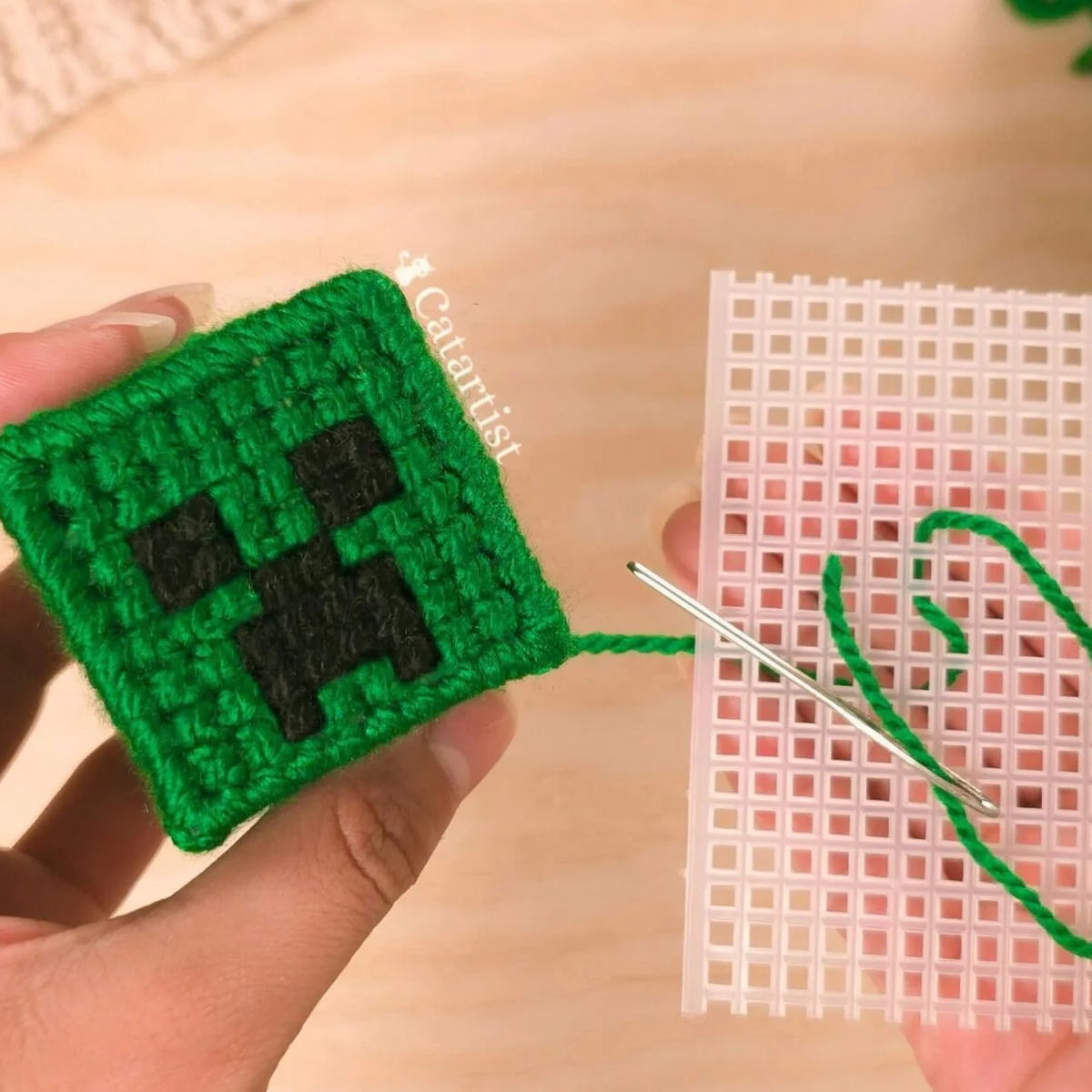Colección de llaveros amigurumi de Minecraft: Creeper, Abeja y Enderman tejidos a crochet