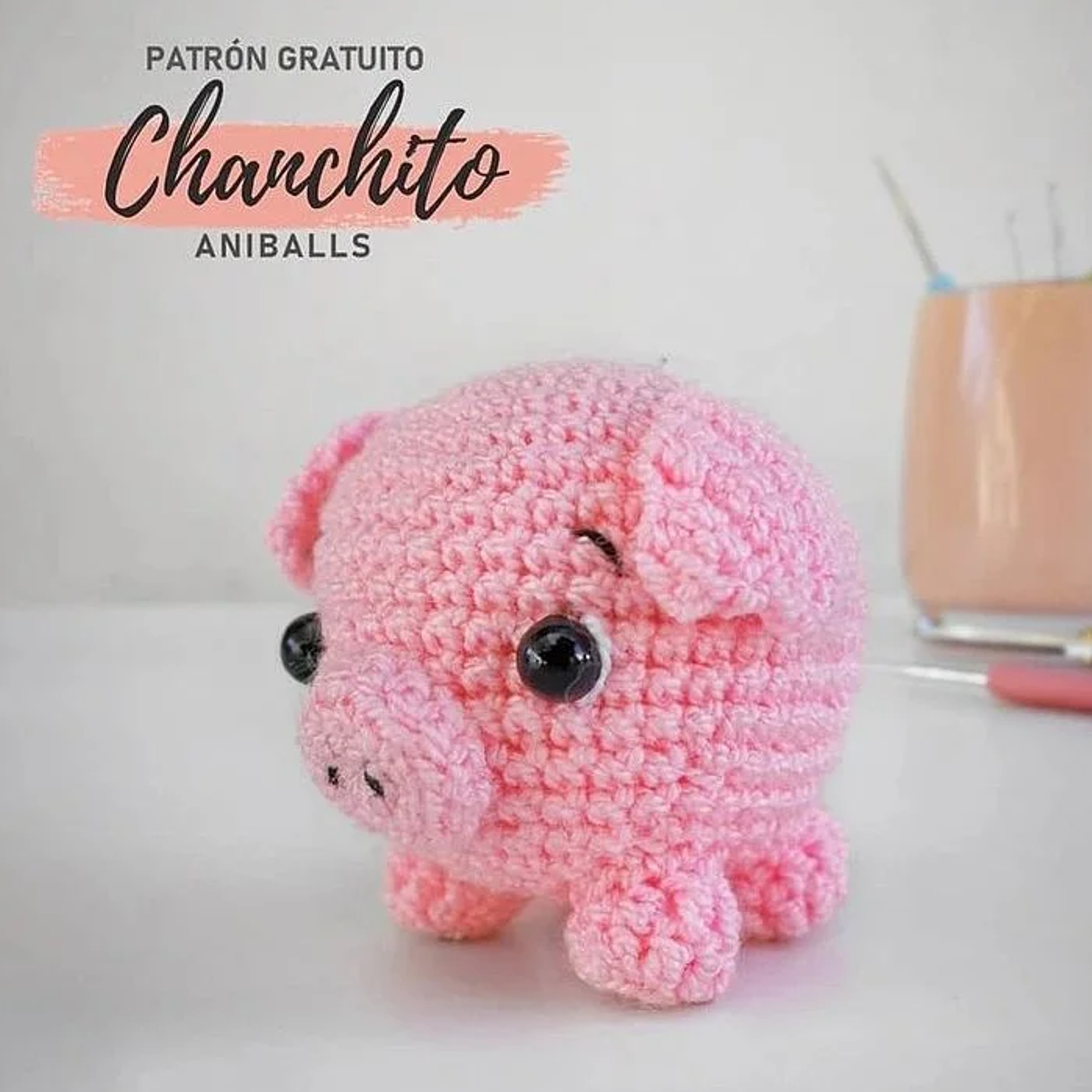 Chanchito amigurumi tejido a crochet color rosa con ojos de seguridad, vista frontal terminado