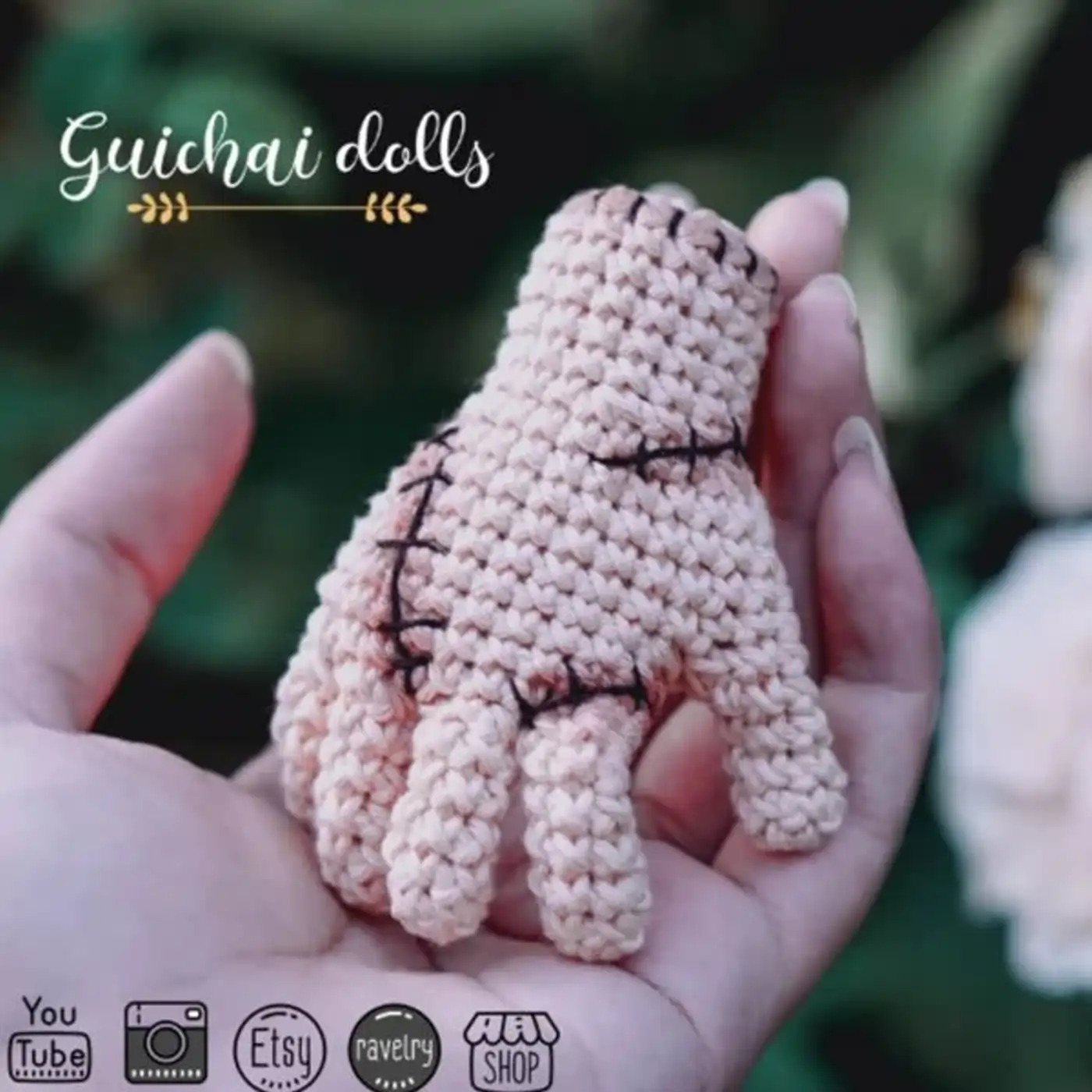 Amigurumi terminado de la Mano Thing de la serie Merlina tejido a crochet con detalles de cicatrices