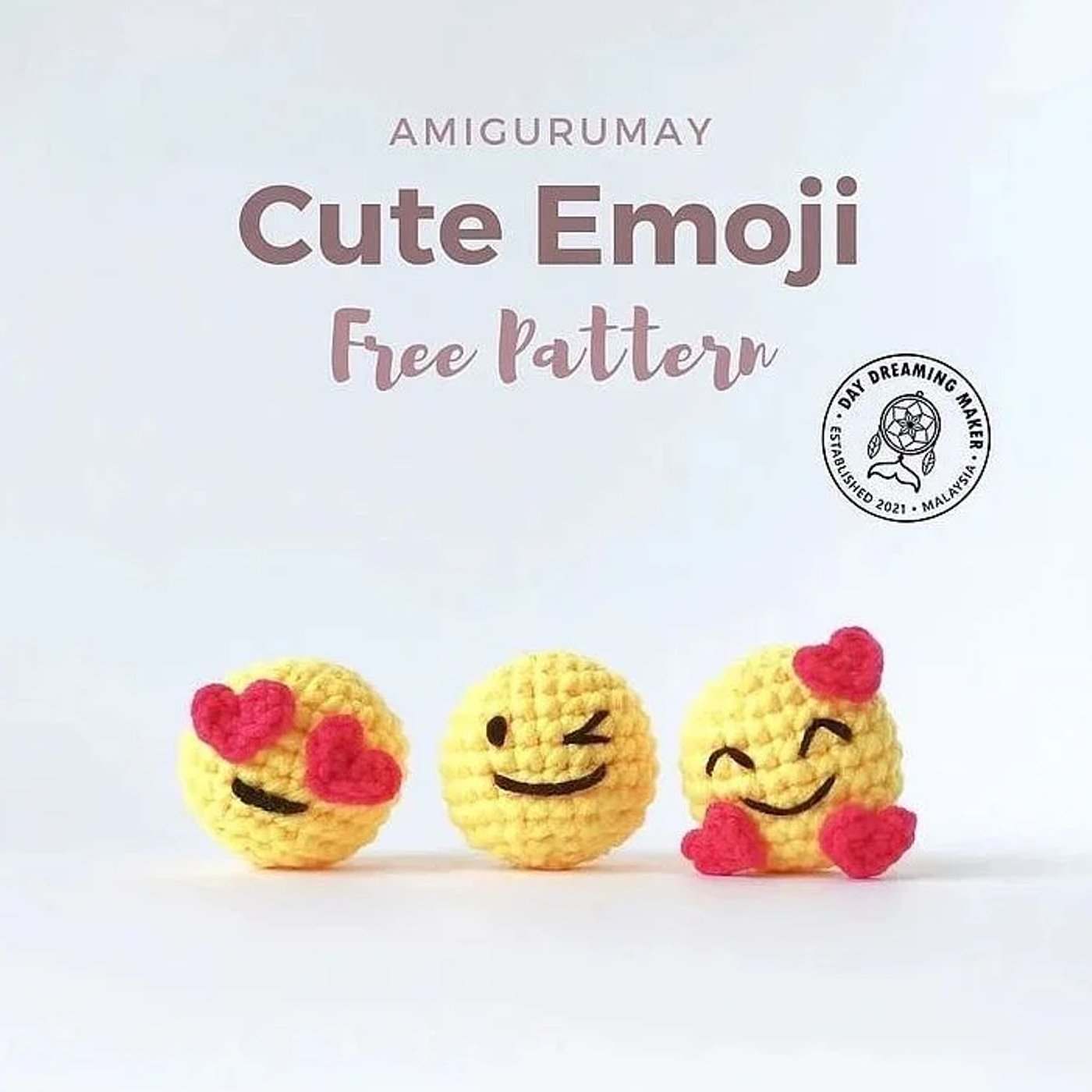 Colección de tres emojis amigurumi tejidos a crochet: cara feliz, cara mandando beso y cara enamorada con corazones