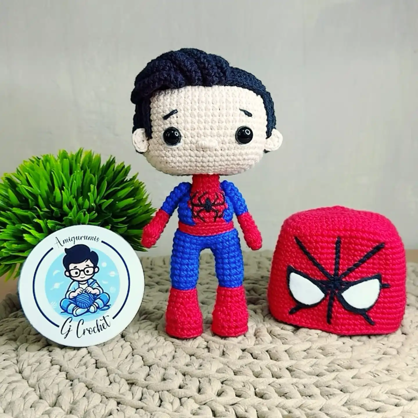 Spiderman amigurumi tejido a crochet con máscara desmontable en color rojo y azul