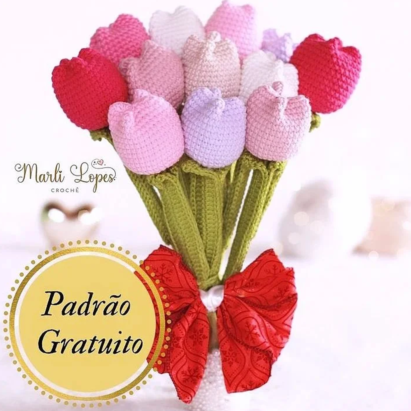 Tulipán amigurumi tejido a crochet terminado en color rosa con tallo verde y hojas