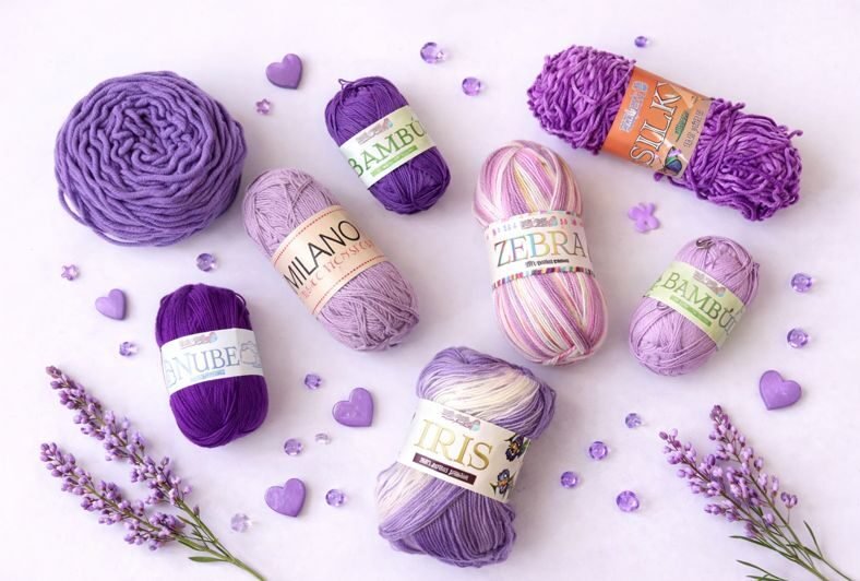 Composición plana de ovillos de lana en tonos púrpuras y lilas, decorada con flores de lavanda y corazones.