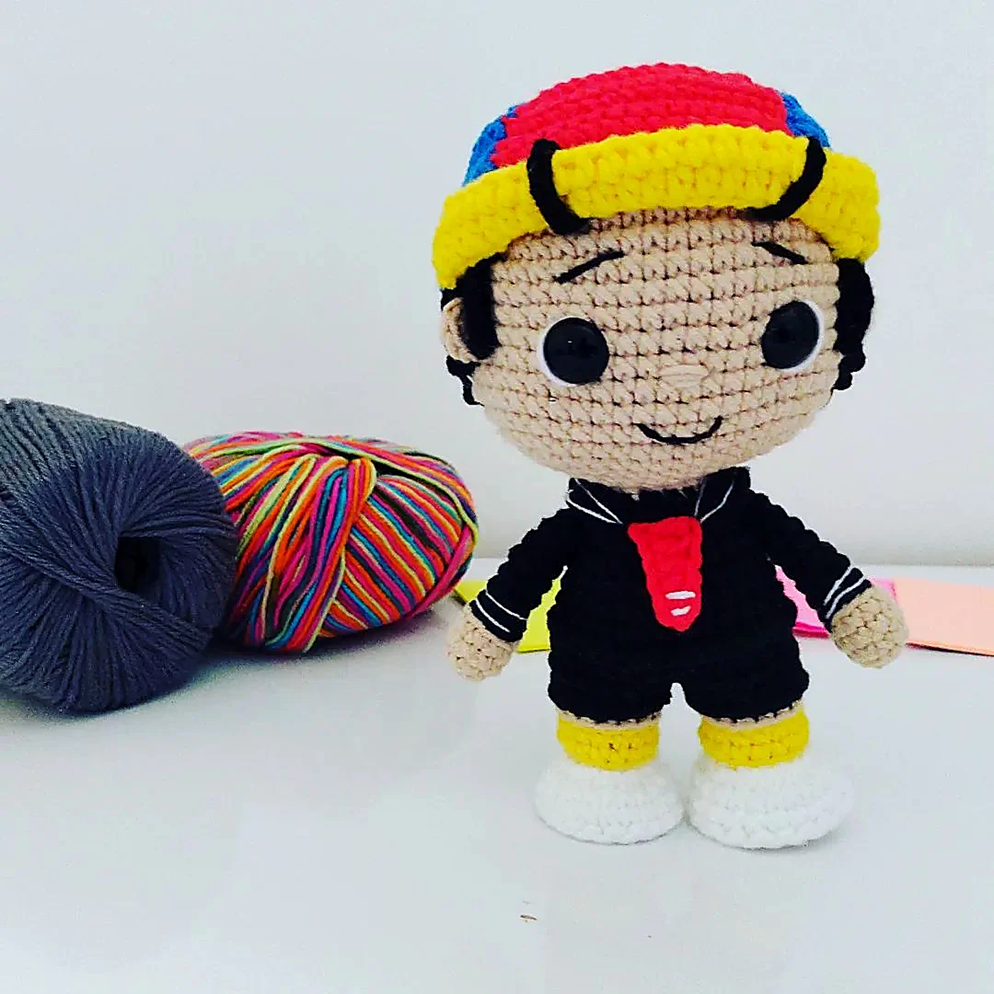 Quico amigurumi terminado con traje de marinero y gorro tricolor