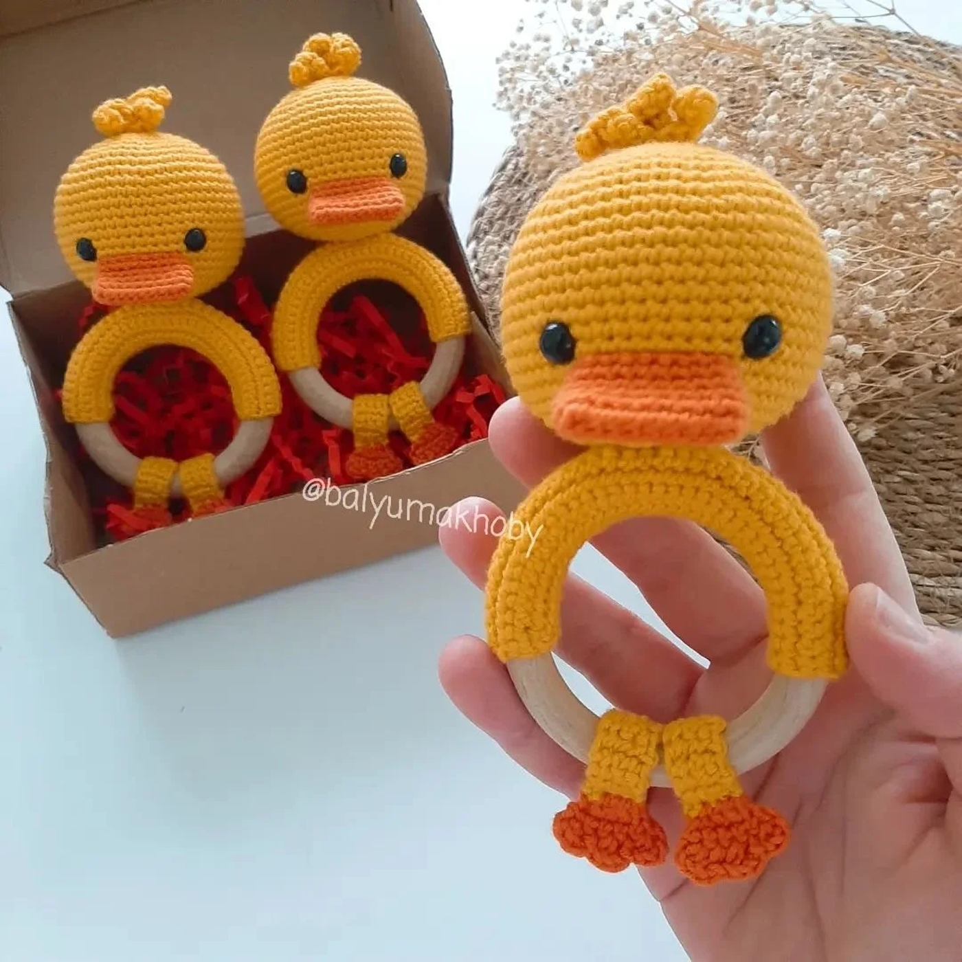 Sonajero patito amigurumi tejido a crochet en color amarillo con detalles naranjas
