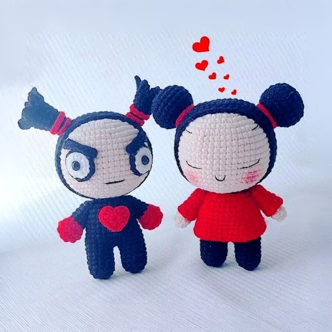 Muñecos amigurumi terminados de Pucca y Garu tejidos a crochet con hilo rojo y negro
