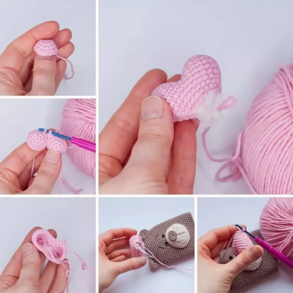 Collage de pasos para tejer un corazón rosa de ganchillo y coserlo a una funda para llaves de oso marrón.