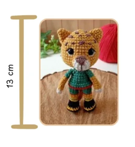 Amigurumi de Zayu, la mascota del Mundial 2026, tejido a ganchillo sobre una base de madera circular de 13 cm.
