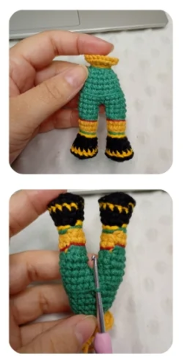 Manos sosteniendo piernas tejidas a ganchillo del amigurumi Zayu con colores verde, amarillo, rojo y negro.