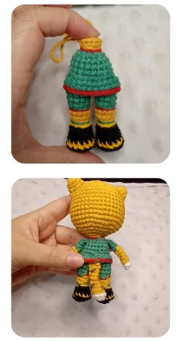 Amigurumi de Zayu tejido a ganchillo con uniforme verde, detalles rojos y cuerpo amarillo.