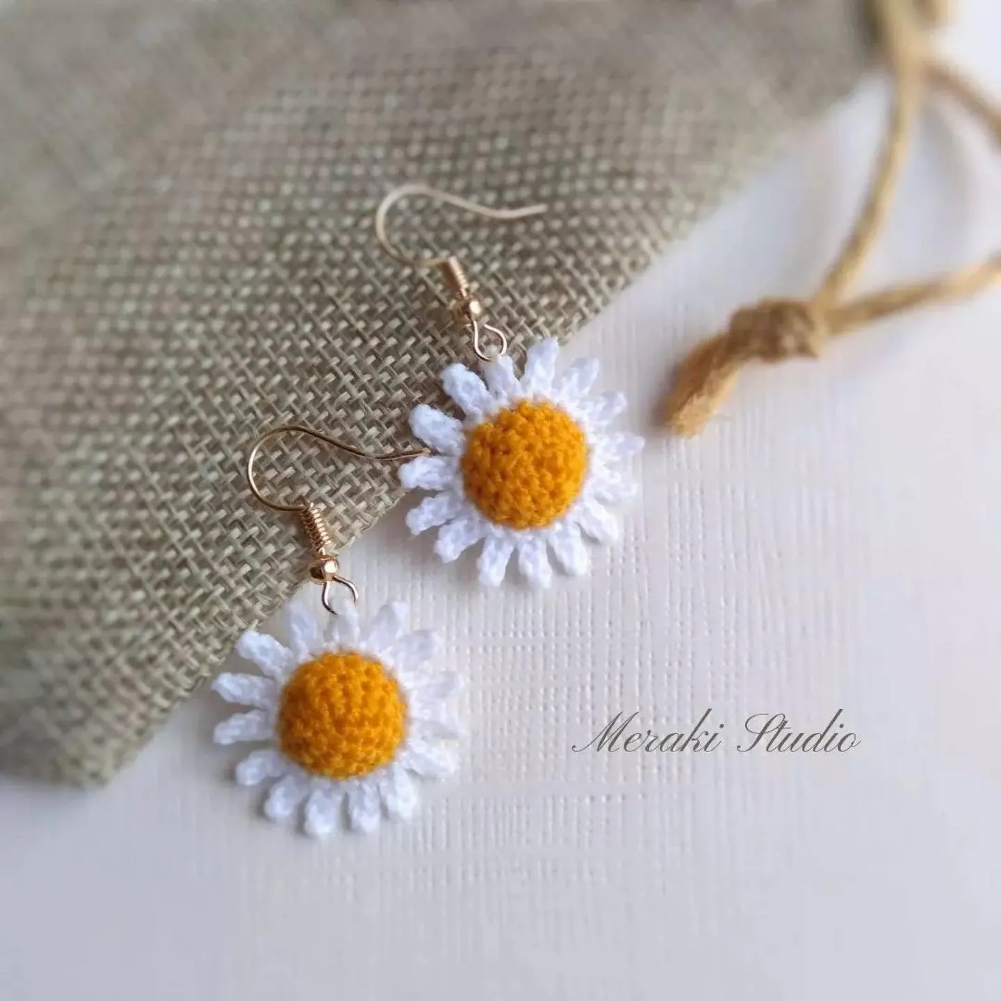 Pendientes de margarita tejidos a crochet de Tatiana