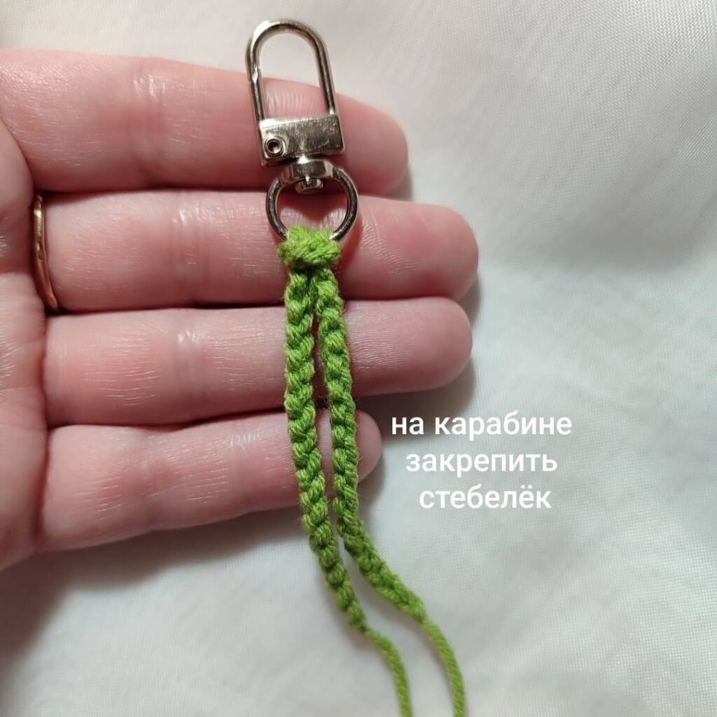 Primer Plano De Un Cordón De Crochet De Color Verde Lima Sujeto a Un Mosquetón Plateado