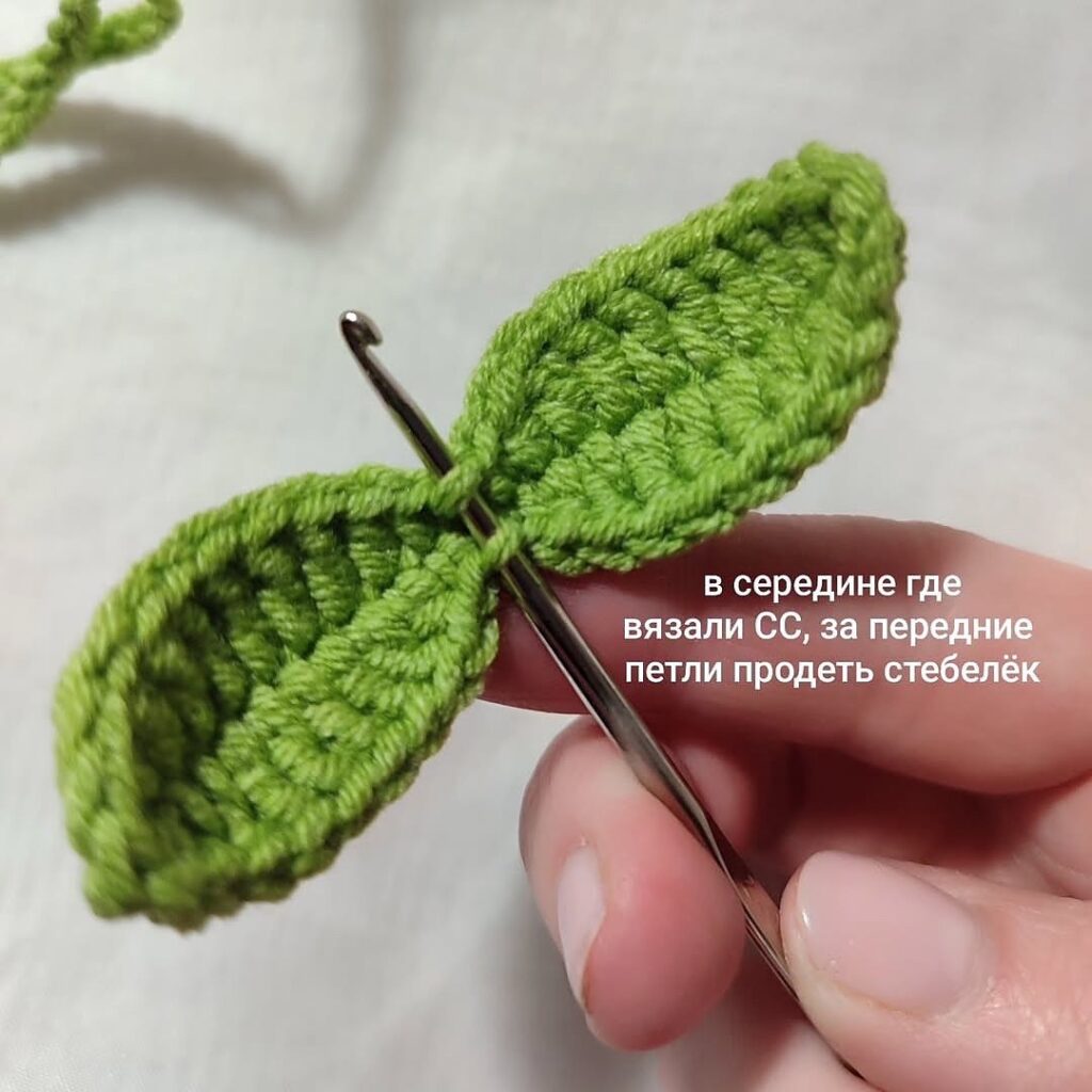 Primer Plano De Hojas Verdes Tejidas a Crochet Que Se Unen Con Un Ganchillo