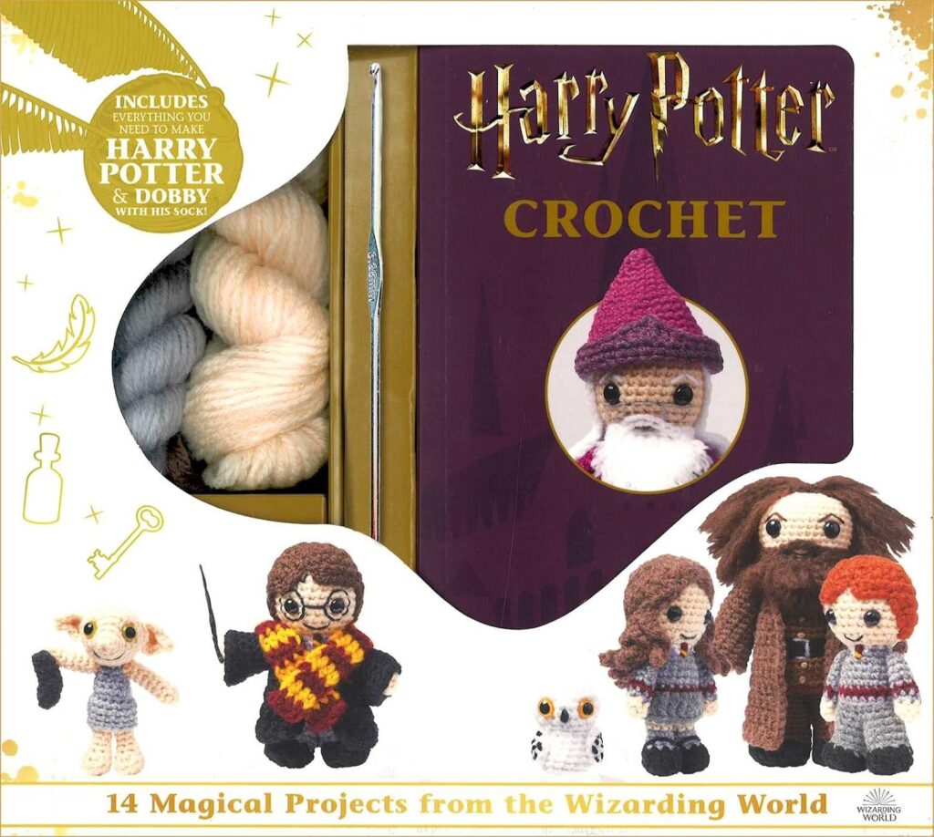 Un Kit De Crochet Con Temática De Harry Potter Que Incluye Un Libro Titulado harry Potter Crochet E Hilo La Portada Muestra Personajes Tejidos a Crochet Harry Hermione Ron Hagrid Dobby Y Dumbledore Junto Con Un Sombrero De Mago El Kit Incluye Materiales Para 14 Proyectos Mágicos
