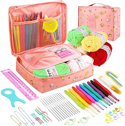 Una Bolsa De Almacenamiento De Crochet Rosa Llena De Varios Hilos Agujas De Crochet De Colores Una Regla Tijeras Agujas Marcadores De Puntadas Y Otras Herramientas De Manualidades El Bolso Tiene Varios Compartimentos Y Está Decorado Con Lindas Ilustraciones