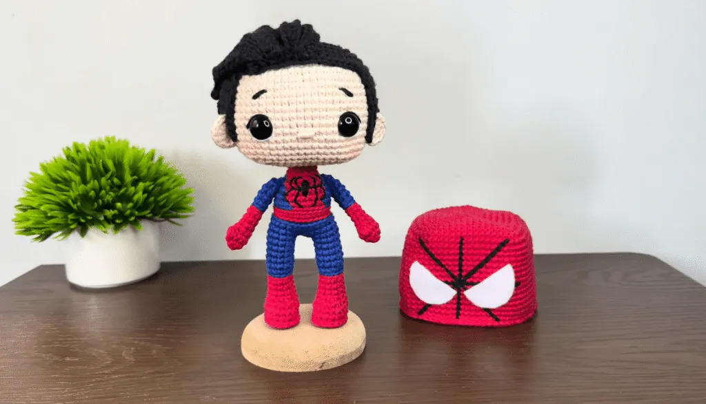 Adorable Spiderman amigurumi de crochet con máscara extraíble. Patrón gratuito.