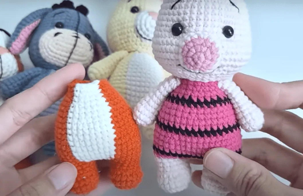 Primer plano de los peluches de Winnie the Pooh, Piglet y Eeyore, tejidos a crochet.