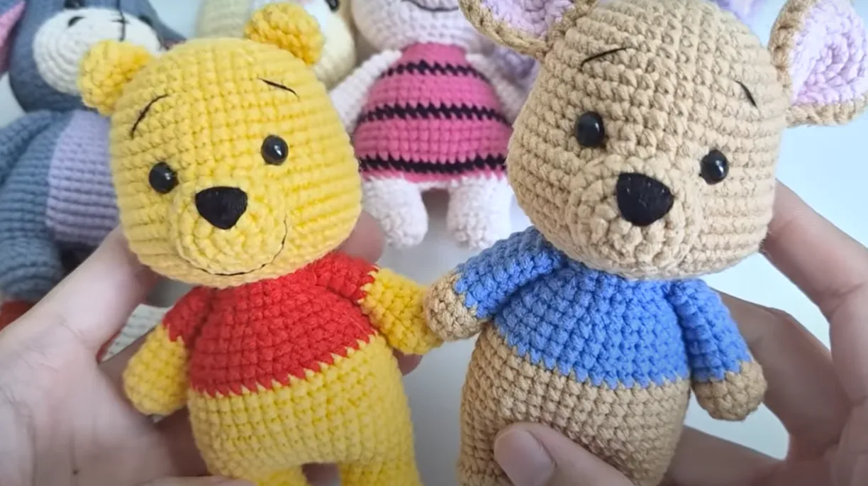 Adorables peluches de Winnie Pooh y Roo tejidos a crochet.