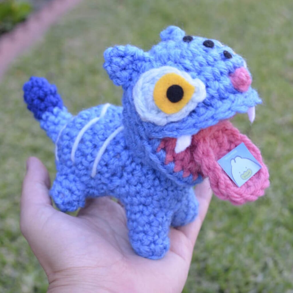 Juguete Pequeño De Crochet Azul Con Lengua Amarilla Representando a Tigre Derpy De Kpop Demon Hunters