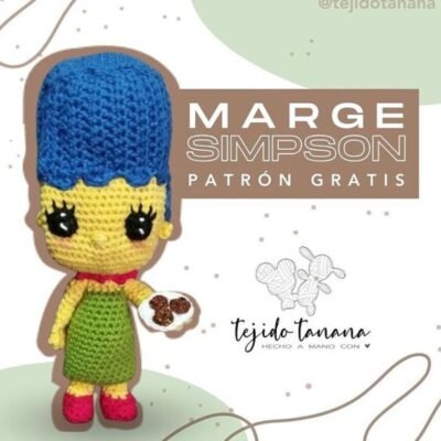 Un amigurumi de Marge Simpson que se parece a Marge de "Los Simpson" con cabello azul, vestido verde, zapatos rojos y objetos circulares marrones en la mano. El texto dice "Marge Simpson Patrón Gratis", junto con un logo de "Tejido Tanana" y una ilustración de hilo.