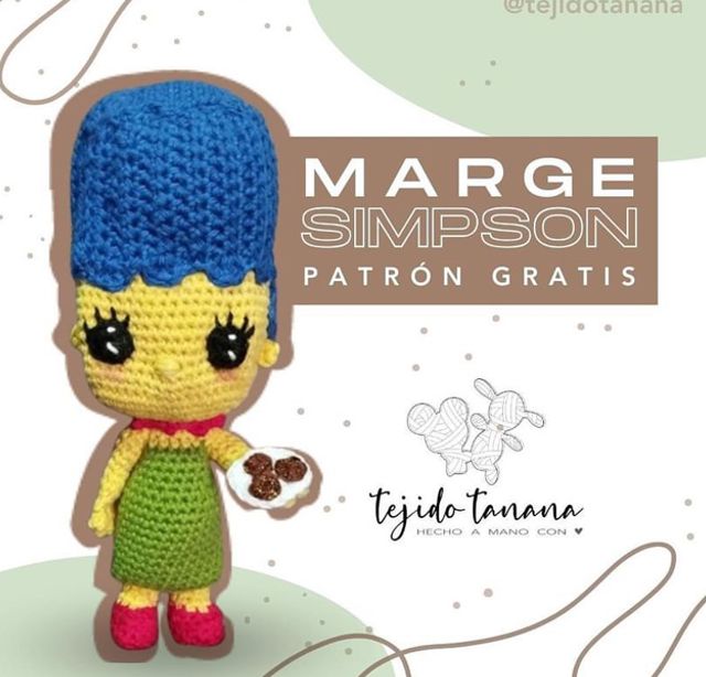 Un Amigurumi De Marge Simpson Que Se Parece a Marge De los Simpson Con Cabello Azul Vestido Verde Zapatos Rojos Y Objetos Circulares Marrones En La Mano El Texto Dice marge Simpson Patrón Gratis Junto Con Un Logo De tejido Tanana Y Una Ilustración De Hilo