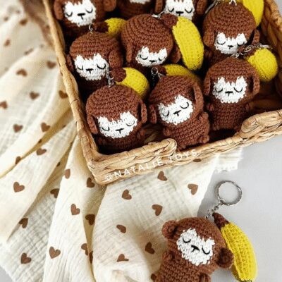 Adorable llavero de mono amigurumi de ganchillo con plátano. Patrón gratuito disponible.