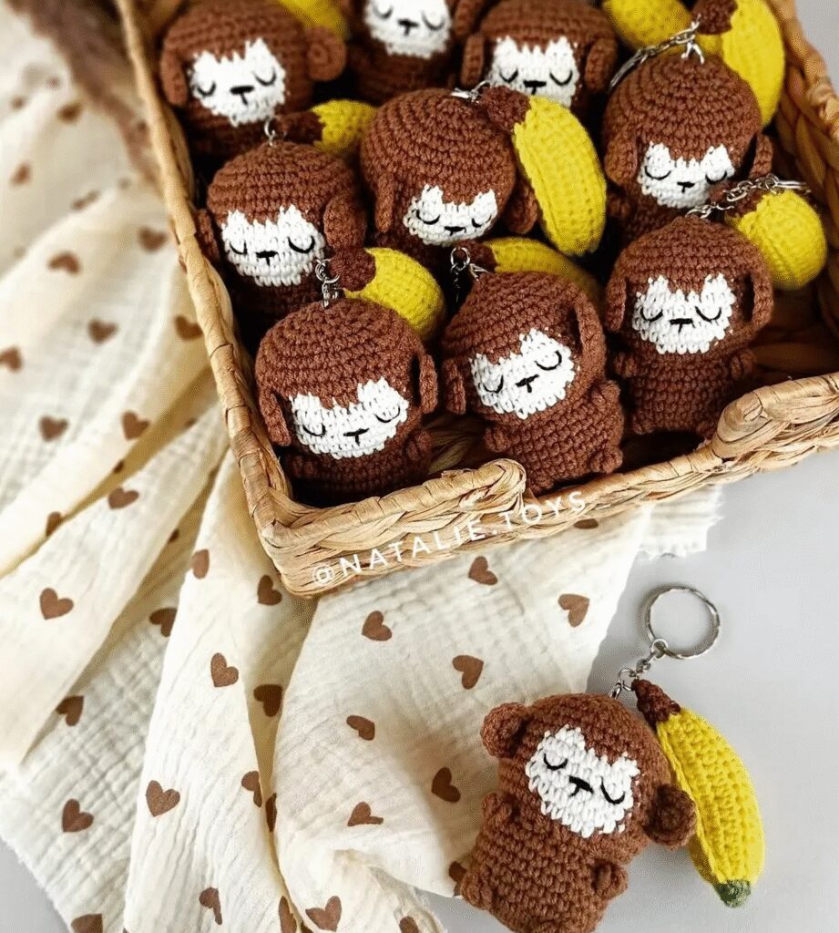 Adorable Llavero De Mono Amigurumi De Ganchillo Con Plátano Patrón Gratuito Disponible