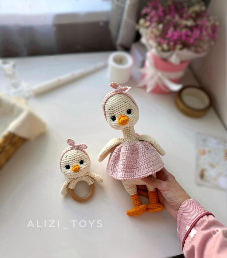 Adorables Patitos Amigurumi De Crochet Uno Grande Con Vestido Rosa Y Otro Pequeño Como Sonajero Patrón De Crochet Gratuito Disponible