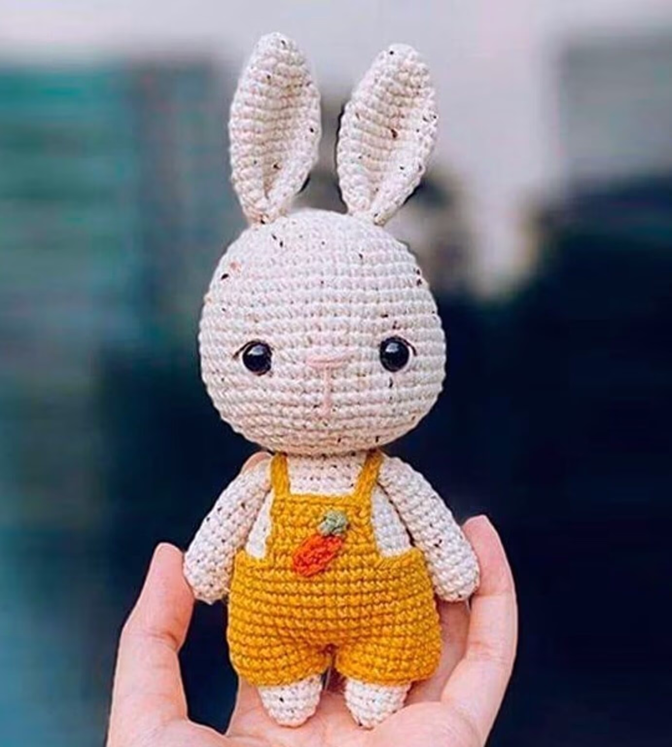 Adorable Conejito Amigurumi Tejido a Crochet Con Mono Amarillo