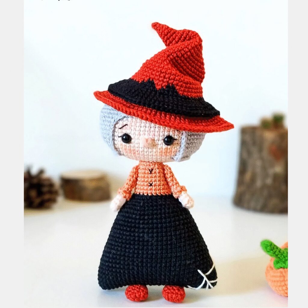 Adorable Muñeca Amigurumi De Bruja Tejida a Crochet Con Sombrero Rojo Y Vestido Negro