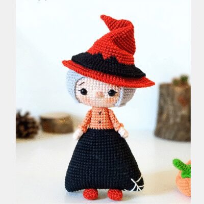 Adorable Muñeca Amigurumi De Bruja Tejida a Crochet Con Sombrero Rojo Y Vestido Negro