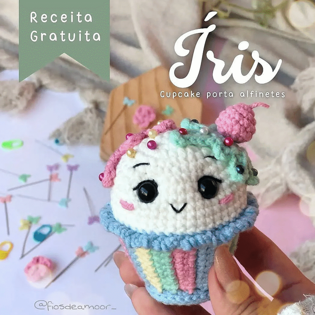 Adorable Alfiletero De Cupcake Amigurumi Patrón De Crochet Gratuito Alfiletero iris