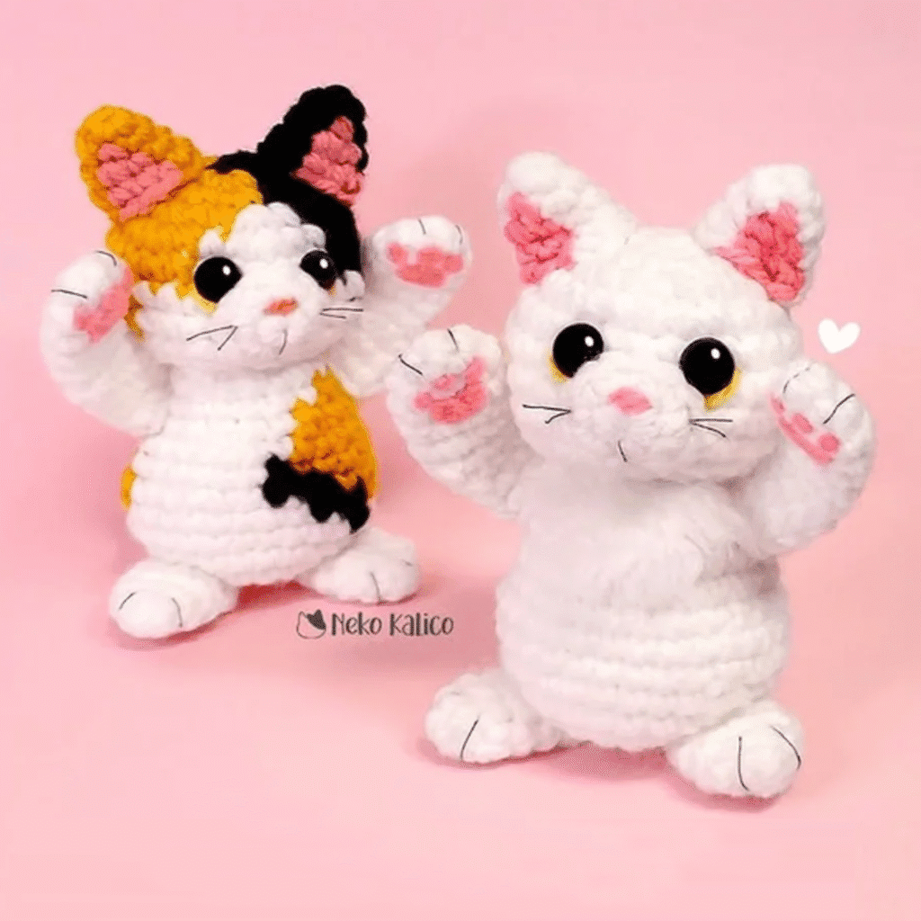 Dos Lindos Gatitos Amigurumi De Crochet Con Fondos Rosas