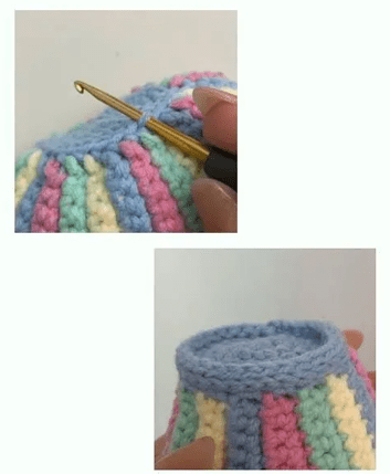 Primer Plano De Un Alfiletero Amigurumi De Cupcake Con Rayas Pastel Tejido a Crochet