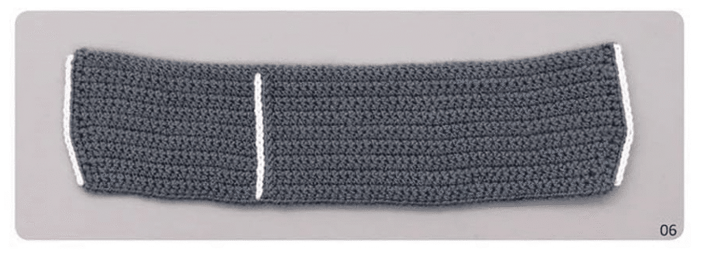Pieza De Amigurumi Tejida En Color Gris Con Borde Blanco Mostrando El Progreso